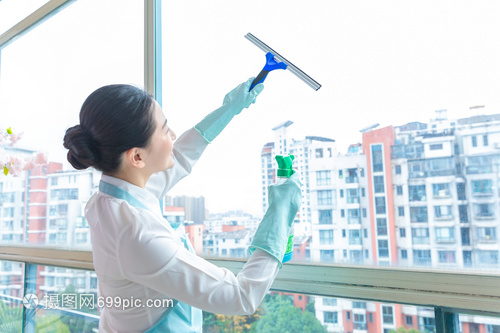 專業(yè)保潔服務 讓您的玻璃窗煥然一新